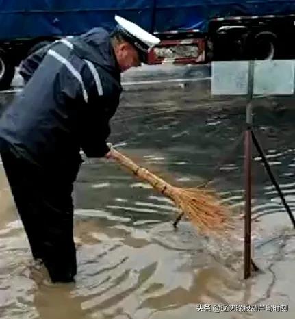 葫芦岛这场雨，把路变成了河—积水超两米，我们该怎么应对？